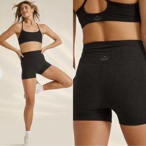 Beyond Yoga Beyond The Bump Space Dye Black All For Run Running Shorts 3” M